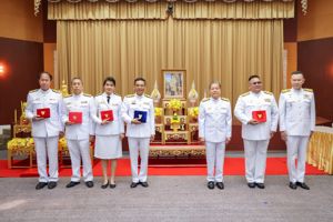 พิธีพระราชทานเครื่องราชอิสริยาภรณ์เบื้องหน้าพระบรมฉายาลักษณ์พระบาทสมเด็จพระเจ้าอยู่หัว