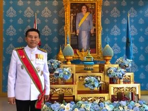 รองเลขาธิการ กสทช. เข้าเฝ้ารับเสด็จฯ พระบาทสมเด็จพระปรเมนทรรามาธิบดีศรีสินทรมหาวชิราลงกรณ พระวชิรเกล้าเจ้าอยู่หัว